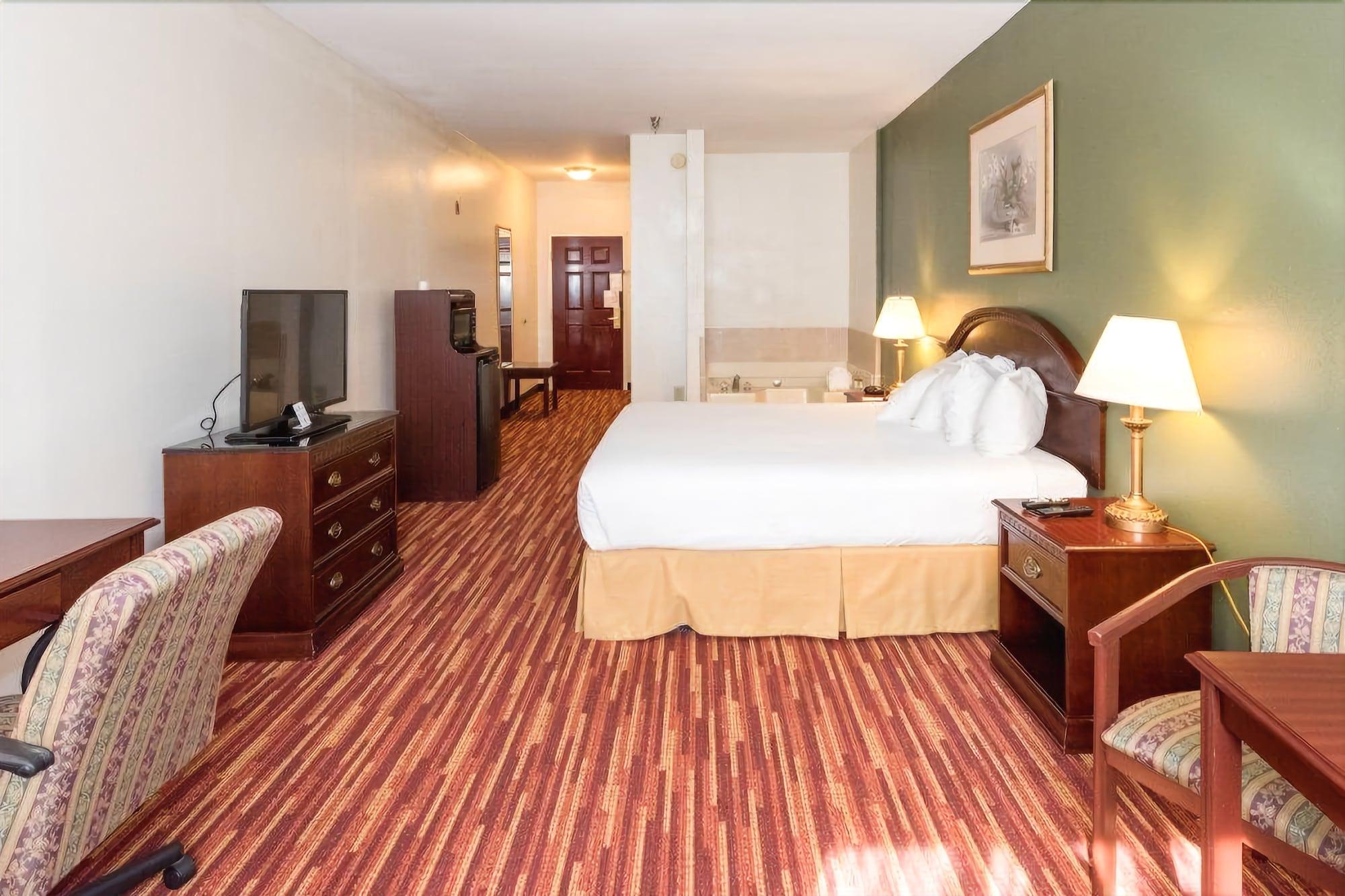 Baymont By Wyndham Montgomery South エクステリア 写真