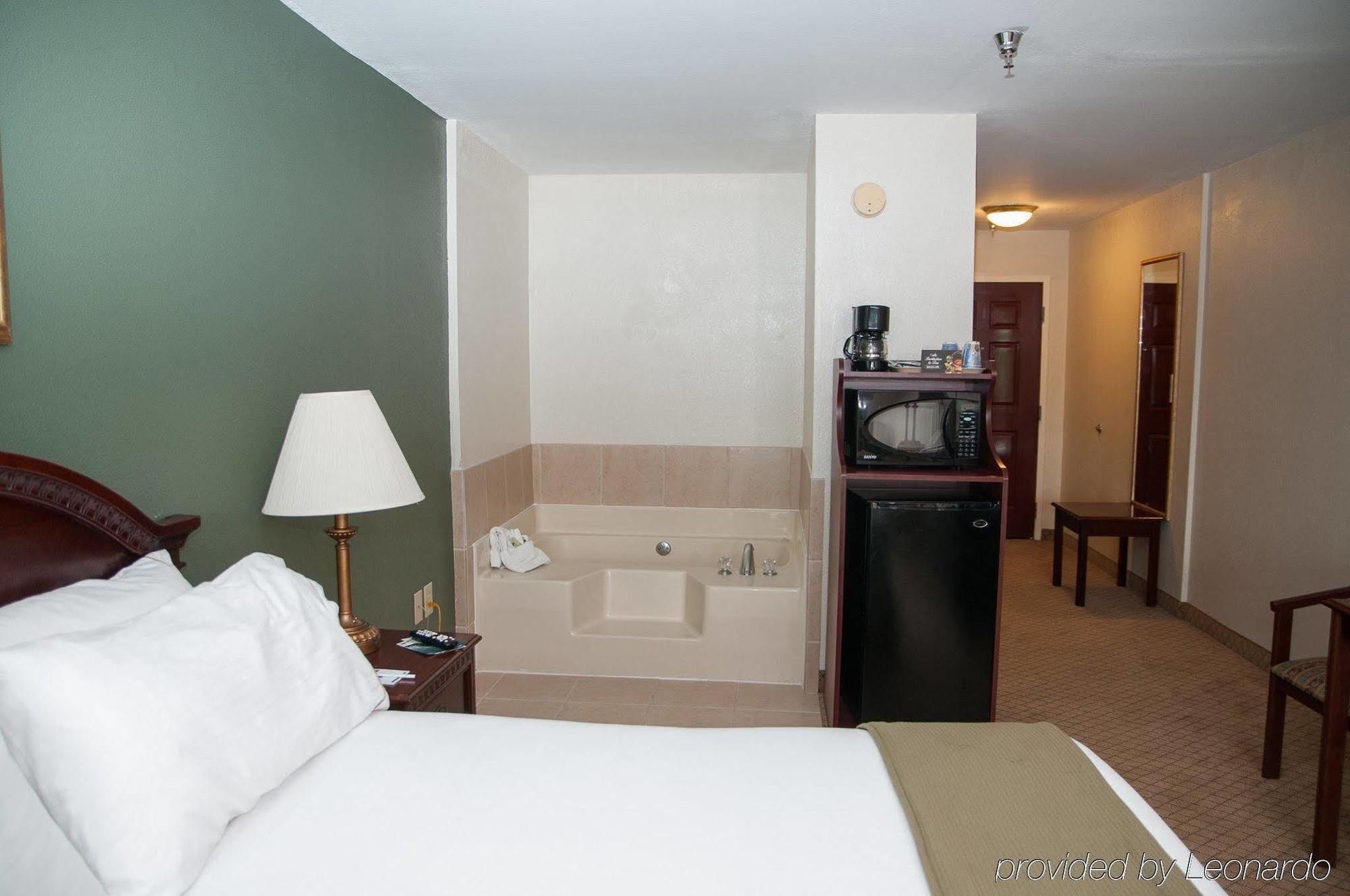 Baymont By Wyndham Montgomery South エクステリア 写真